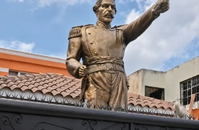 Imagen relacionada: enorme estatua juan pablo duarte