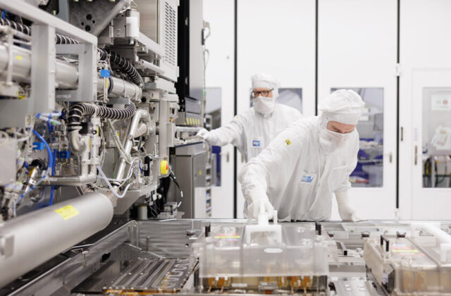 China prepara su primera gran victoria en chips: ya fabrica en masa sus propias máquinas de litografía UVP, según The Information