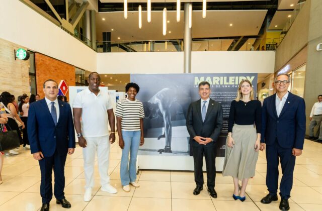 Marileidy Paulino recorre exposición fotográfica que rinde homenaje a su trayectoria