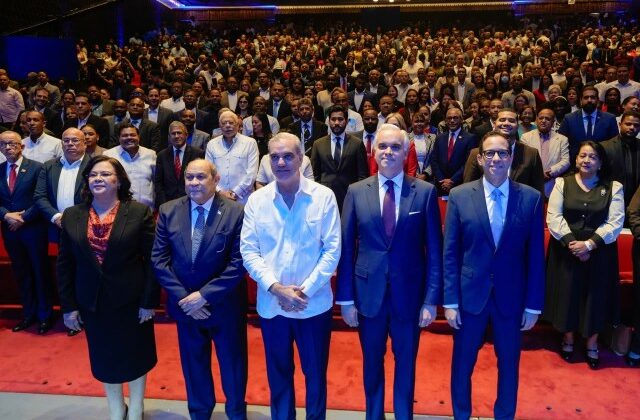 Abinader recibe informe de la Consulta Nacional sobre Educación y asume compromiso de convertirlo en políticas públicas
