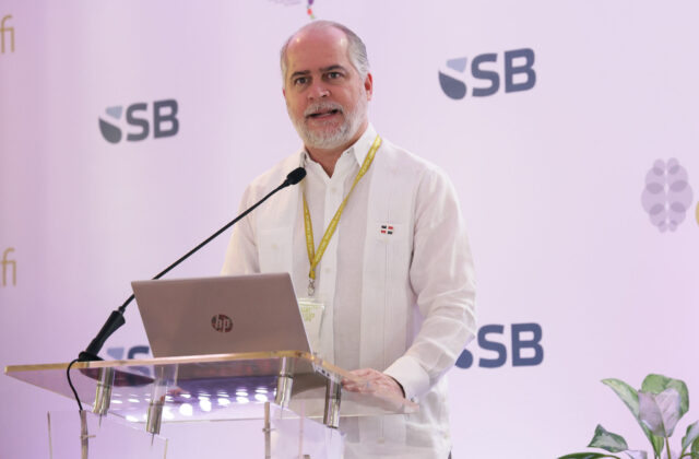 Alejandro Fernández W. concluye su gestión en la Superintendencia de Bancos el 16 de agosto