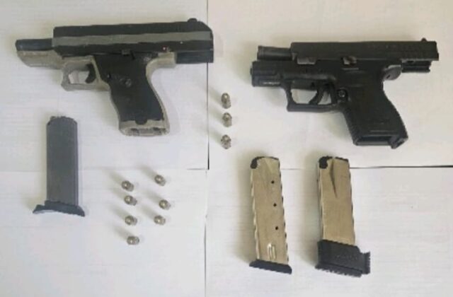 Policía ocupa dos armas y retiene motocicletas; busca a presunto implicado en robo