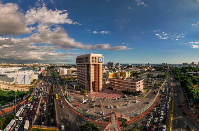 Banco Popular implementa asistentes virtuales con inteligencia artificial para la entrega de tarjetas