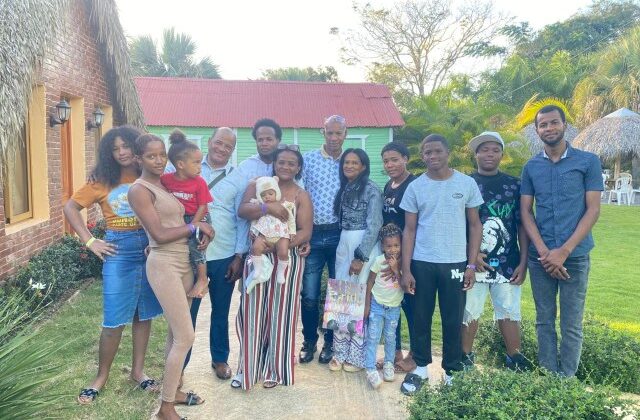 La inspiradora historia de “Chicho”, el hombre que crio 12 hijos limpiando zapatos en Hato Mayor