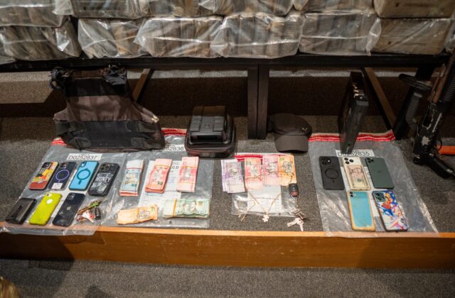 DNCD arresta a tres hombres e incauta 237 paquetes de presunta cocaína en Santo Domingo