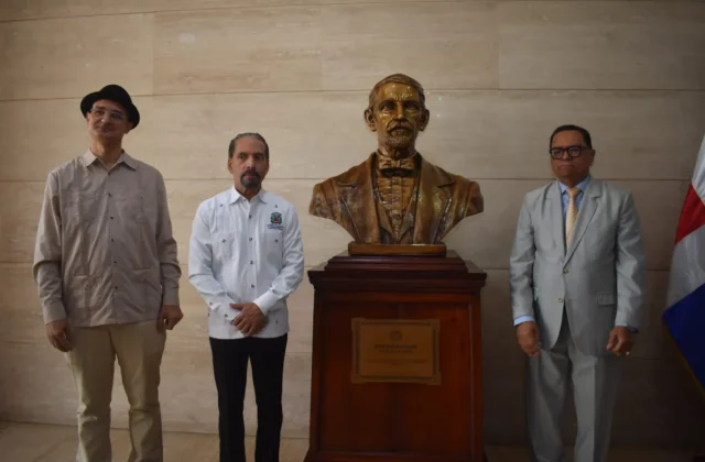 Imagen relacionada: instalan busto juan pablo duarte
