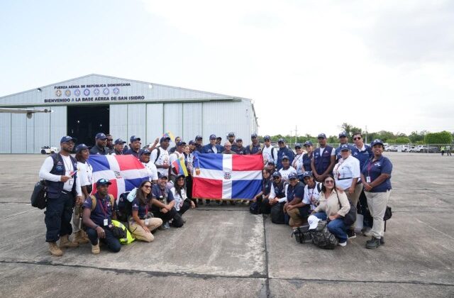 Ministro de Salud retorna al país junto al equipo médico de emergencia tras culminar misión humanitaria en Venezuela