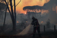Al menos 120 evacuados en un incendio en el sur de Francia que ya quemó 180 hectáreas