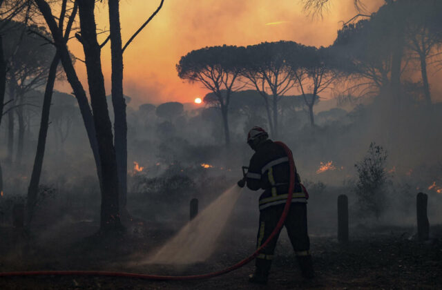 Al menos 120 evacuados en un incendio en el sur de Francia que ya quemó 180 hectáreas