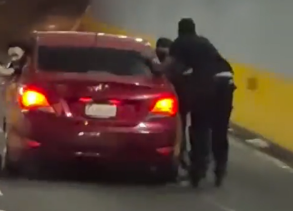 ¡Imprudencia! Joven en patines sufre caída al sujetarse de un vehículo en paso a desnivel del la 27 de Febrero