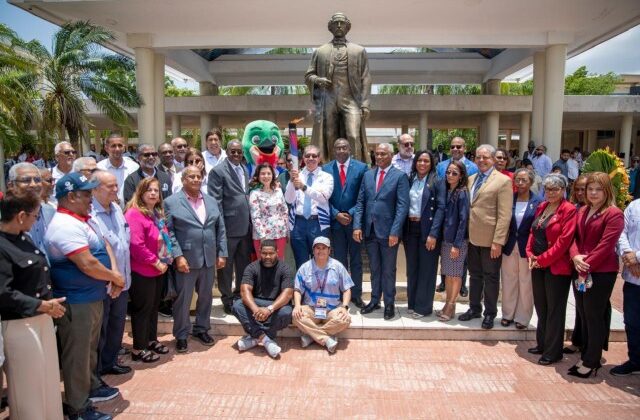 UASD recibe la antorcha de los XXV Juegos Centroamericanos y del Caribe Santo Domingo 2026
