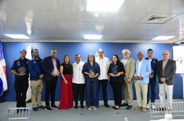 Salud Pública reconoce a 40 profesionales dominicanos por misión humanitaria en Venezuela