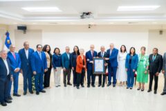Senado reconoce trayectoria del empresario farmacéutico Jaime Sued