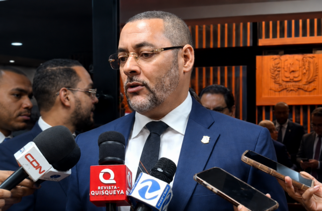 Senador Eduard Espiritusanto tilda de “muñecos” a legisladores tras aprobación del nuevo Código Penal