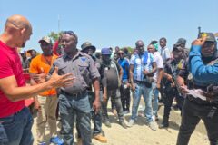 Transportistas haitianos bloquean puente binacional en rechazo a cobro de rodaje