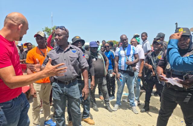 Transportistas haitianos bloquean puente binacional en rechazo a cobro de rodaje