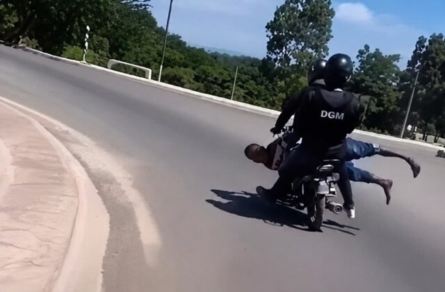 Investigan a agentes migratorios por traslado inadecuado de haitiano indocumentado a bordo de motocicleta en San Juan