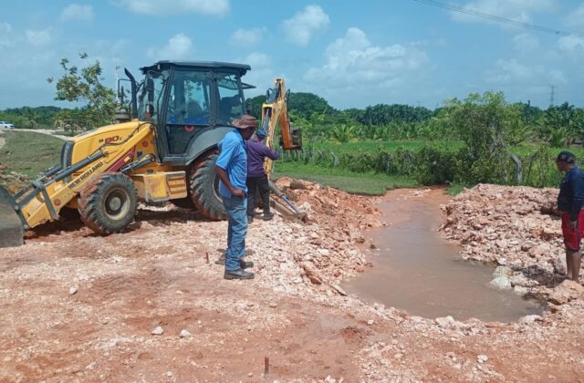 Brigadas de la CAASD reparan avería que afecta el abastecimiento de agua en Santo Domingo Este