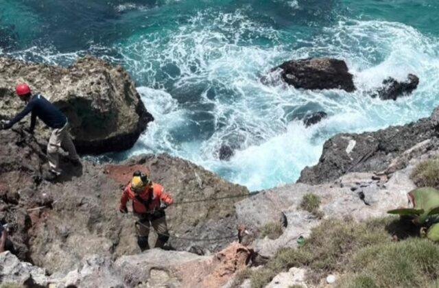 Defensa Civil busca a persona que cayó al mar Caribe en la avenida España