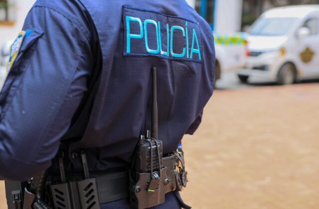 Policía captura a tres prófugos y apresa a un hombre por presunto robo durante operativos en La Altagracia