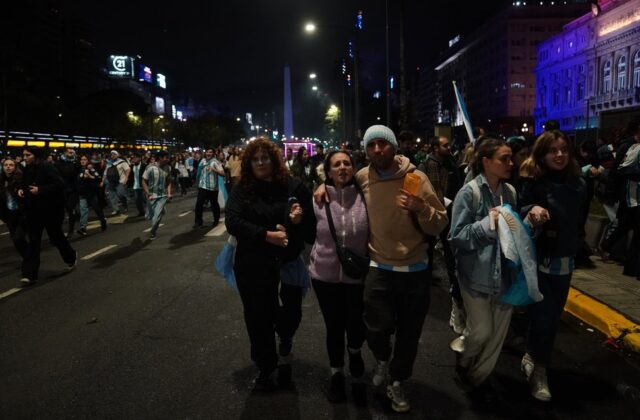 Incidentes y represión policial empañan celebración de la selección argentina en el Obelisco