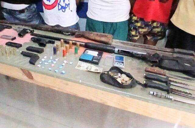 Policía arresta a ocho personas y ocupa armas y sustancias ilícitas en Barahona