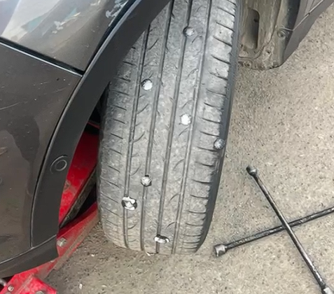 Imagen relacionada: lanzan clavos ponchar vehiculos villa
