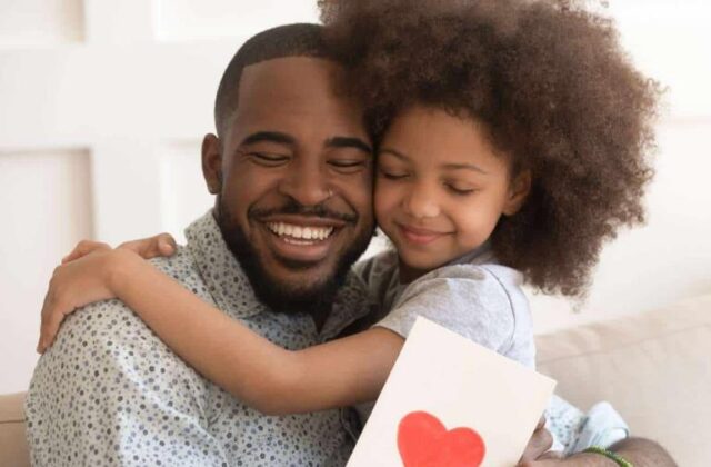 Dominicanos celebran el Día de los Padres entre regalos, abrazos y momentos en familia