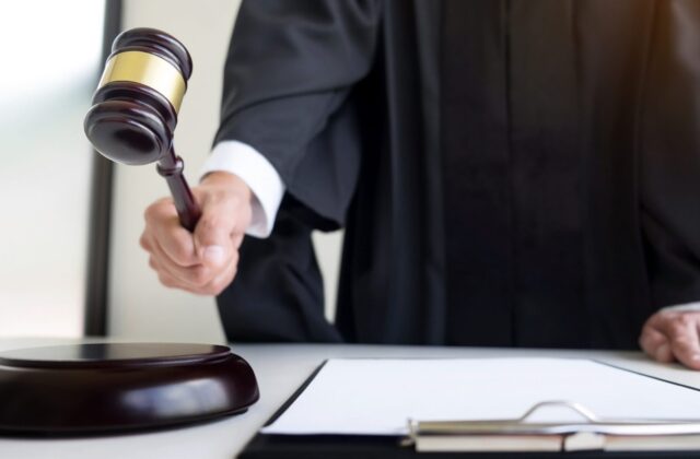 Tribunal de Santiago impone 20 años de cárcel a mujer por violencia extrema contra sus hijos
