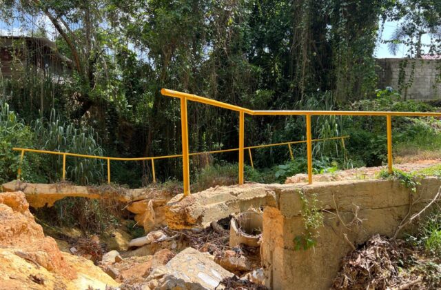 Residentes de Fantino reiteran llamado de auxilio tras puente destruido hace más de cinco meses