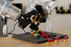 Hasta ahora había que entrenar a un robot para cada tarea nueva. La nueva idea es mucho más simple: que te mire unos segundos