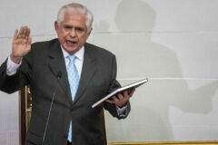 Parlamento venezolano destituye a opositor por propuesta de dolarización