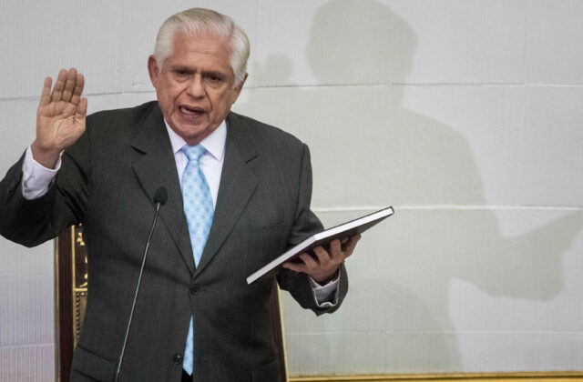 Parlamento venezolano destituye a opositor por propuesta de dolarización