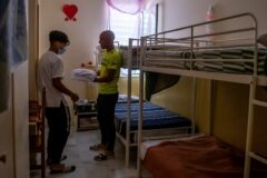 España abre centros de acogida para los migrantes que siguen en Ceuta