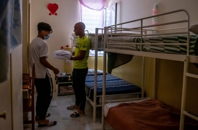 España abre centros de acogida para los migrantes que siguen en Ceuta