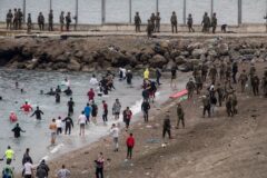 500 migrantes magrebíes vuelven a la playa de Ceuta tras ser trasladados a otras zonas