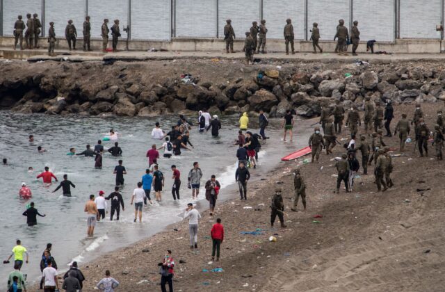 500 migrantes magrebíes vuelven a la playa de Ceuta tras ser trasladados a otras zonas