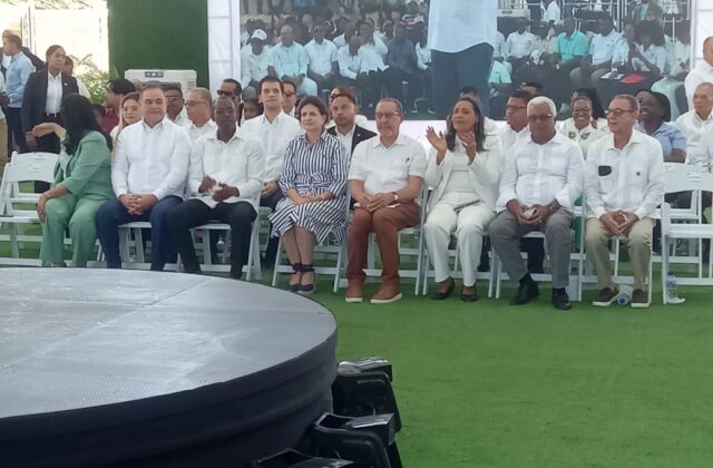 El Gobierno entrega 450 títulos de propiedad en Azua