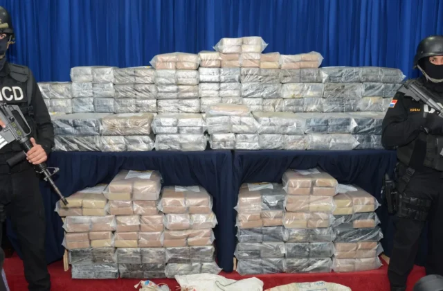 Tres detenidos por alijo de 1,360 paquetes de coca - eldia.com.do