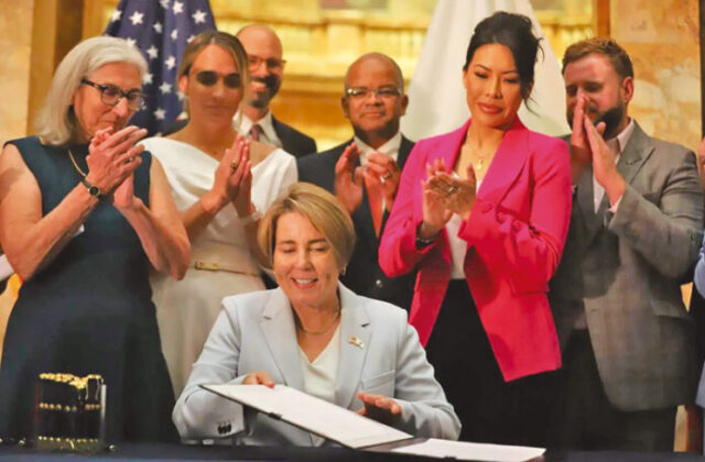 Gobernadora de Massachusetts promulga ley que elimina límite de 24 semanas para el aborto