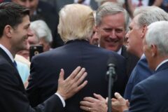 Aliados de Trump dominan las primarias republicanas en Virginia, Kansas y Michigan