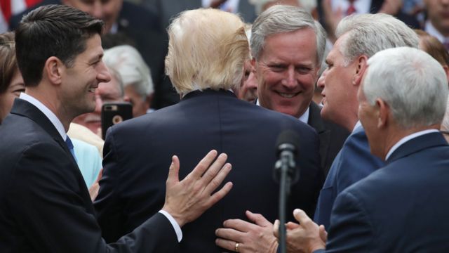 Aliados de Trump dominan las primarias republicanas en Virginia, Kansas y Michigan