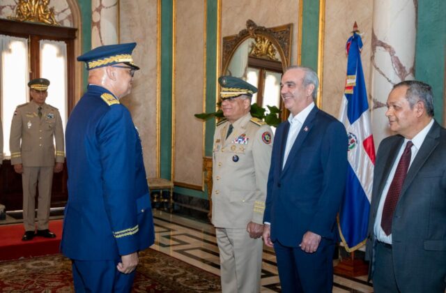 Abinader juramenta a nuevos comandantes del Ejército y la Fuerza Aérea y al director de la PN