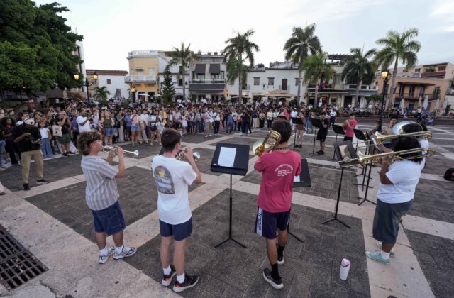 Jóvenes instrumentisas del Carnegie Hall ofrecen actuación sorpresa en la Ciudad Colonial