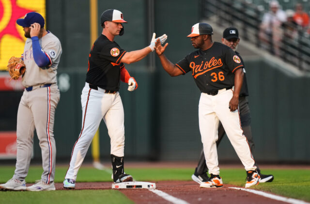 Pete Alonso se vuela la cerca dos veces en paliza de Orioles sobre Rangers
