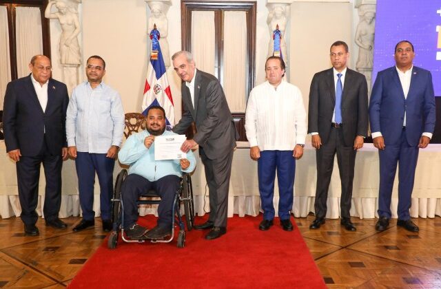 Abinader encabeza entrega de 36,225 becas tecnológicas en el ITLA