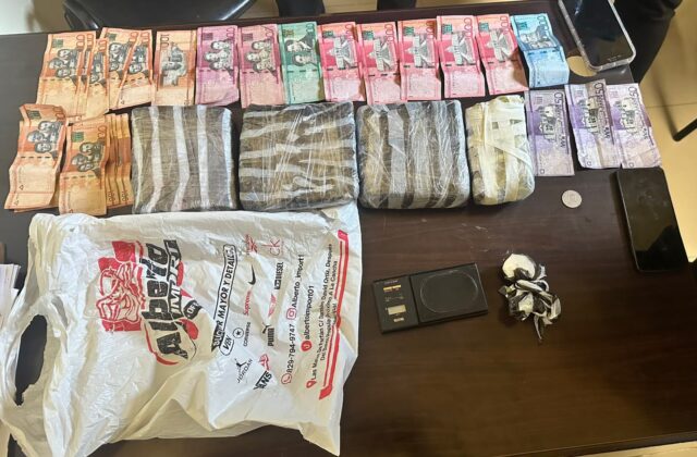 Apresan a tres hombres; ocupan armas y presuntas drogas en La Vega y San Juan