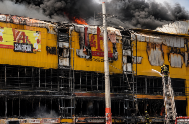 Defensa Civil y bomberos trabajan para sofocar incendio en L&R Comercial