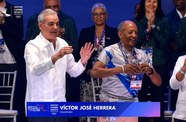 Abinader entrega Medalla Centenaria del Mérito a Víctor José Herrera durante clausura de Santo Domingo 2026