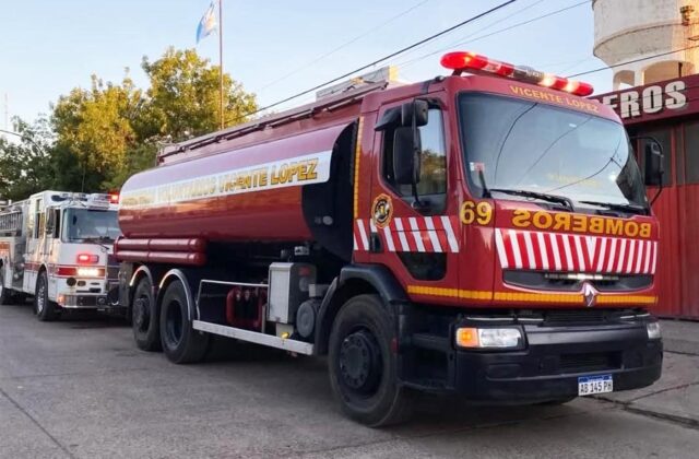 CAASD envía camiones cisterna para apoyar a bomberos que combaten incendio en vertedero de Cancino